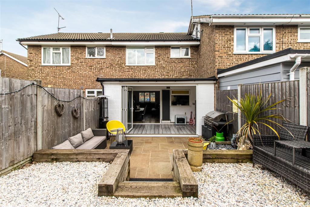 Coniston, Eastwood SS2 2 bed terraced house for sale £325,000