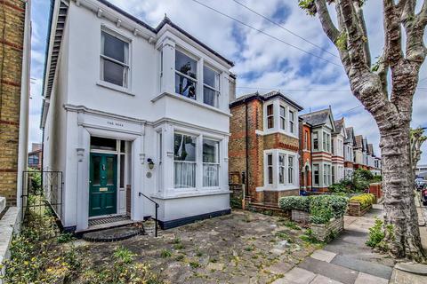 5 Avenue Terrace, Westcliff-on-sea, SS0 7PL