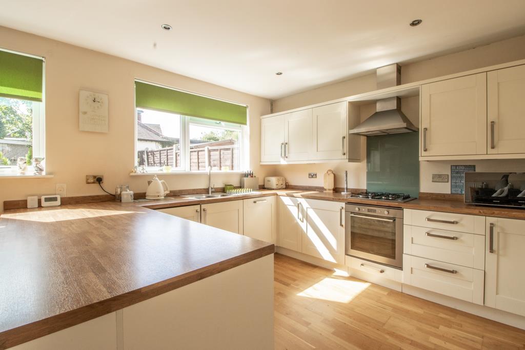 Carlton Avenue, WestcliffonSea SS0 2 bed semidetached bungalow for