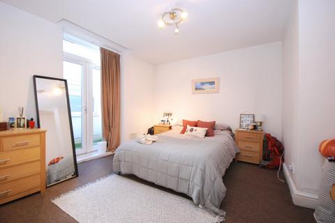 2 bedroom ground floor flat to rent, Haselrigge Road, Clapham SW4