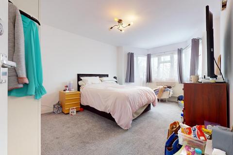 3 bedroom ground floor flat to rent, Colindeep Gardens