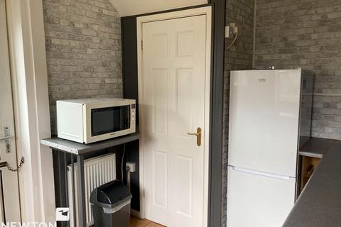2 bedroom semi-detached house to rent, Forest View, Ordsall DN22