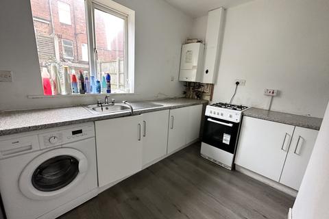 3 bedroom semi-detached house to rent, Hall Place, Leeds, West Yorkshire, LS9