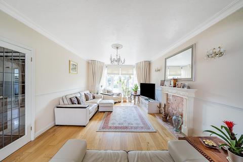 4 bedroom semi-detached house for sale, Savoy Close, Edgware, Greater London. HA8 7QF