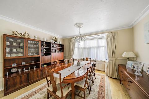 4 bedroom semi-detached house for sale, Savoy Close, Edgware, Greater London. HA8 7QF