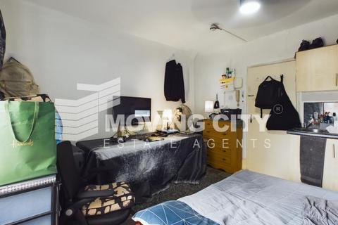 Studio to rent, Commercial Road, London E1