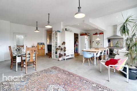 22 Forest View Road, London, E17 4EL