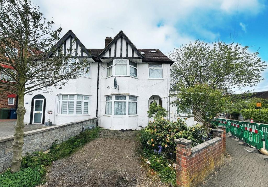 33B Merlin Crescent, Edgware, Harrow... 2 bed flat £100,000