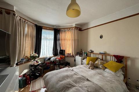 2 bedroom flat for sale, 33B Merlin Crescent, Edgware, Harrow, HA8 6JJ