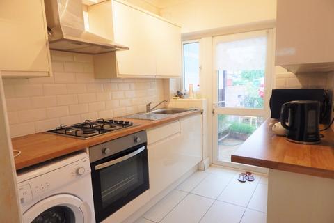 1 bedroom in a house share to rent, Colwood Gardens, Colliers Wood