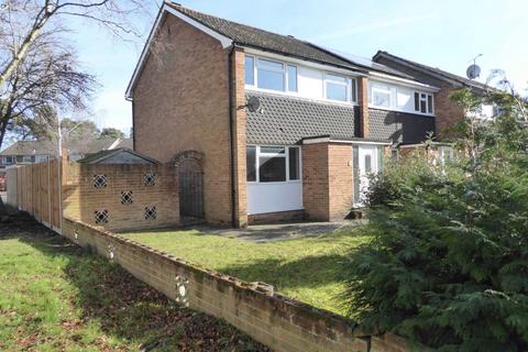 3 bedroom house to rent, Highgate Road, Woodley