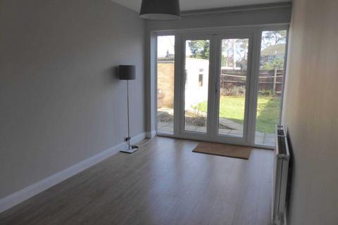 3 bedroom house to rent, Highgate Road, Woodley