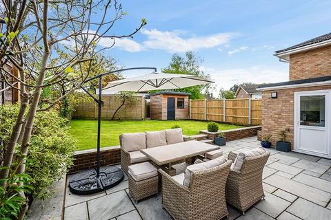 15 Bromford Close, Oxted, RH8 9JF