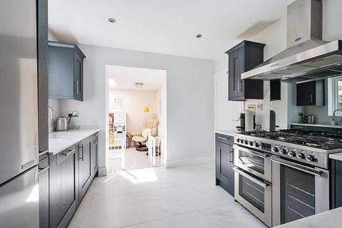 15 Bromford Close, Oxted, RH8 9JF