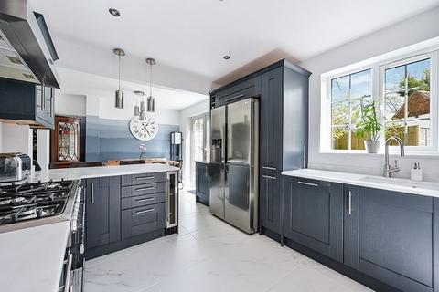 15 Bromford Close, Oxted, RH8 9JF