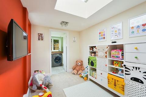 15 Bromford Close, Oxted, RH8 9JF