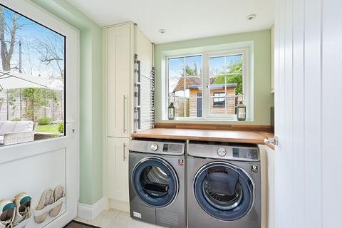 15 Bromford Close, Oxted, RH8 9JF