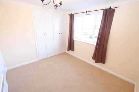 2 bedroom flat to rent, Alexandra Gardens, Woking GU21