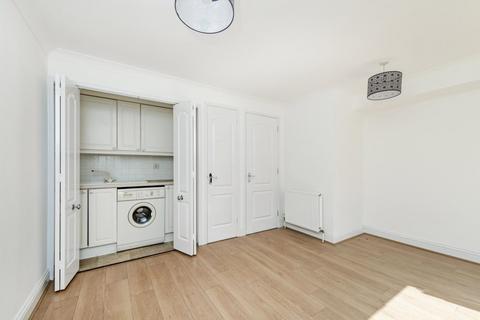 27 Gatcombe Mews, London, W5 3HF