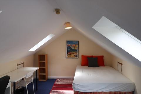 4 bedroom flat to rent, Worlds End Close, Grassmarket, Edinburgh, EH1