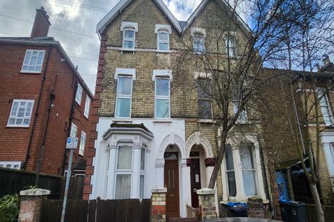 1 bedroom in a house share to rent, Robinson Road, London