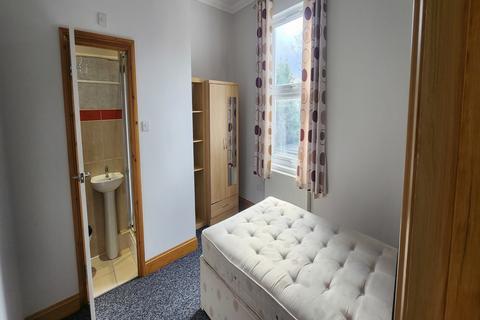 1 bedroom in a house share to rent, Robinson Road, London