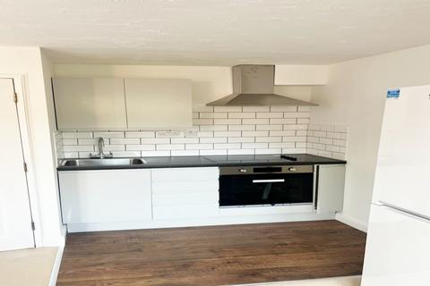 Flat to rent, Westminster Drive, N13 4NT