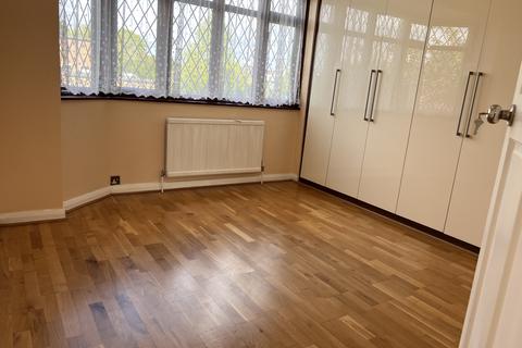 3 bedroom house to rent, Huxley Drive, Romford RM6