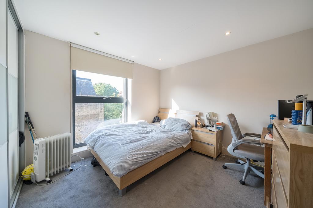 Bedroom 1 - 3.99m x 3.15m (13' 1" x 10' 4")