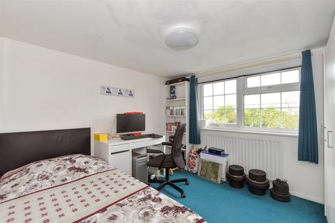 19 Bynghams, Harlow, CM19 5NR