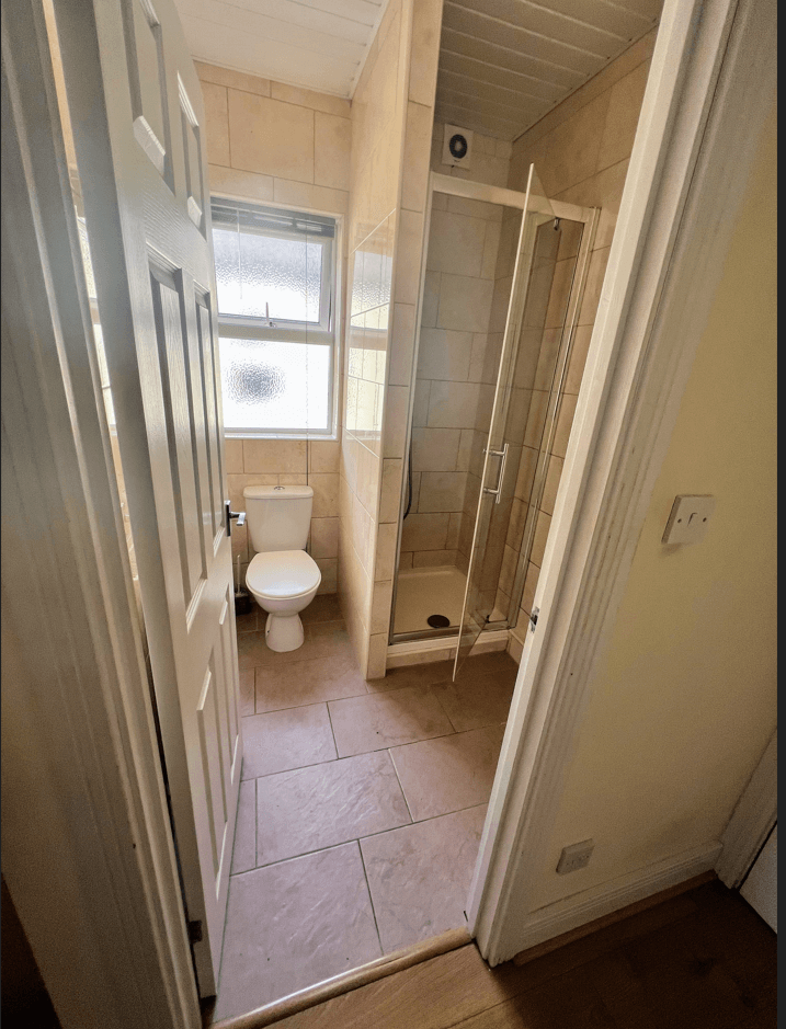 Room 6 - Ensuite