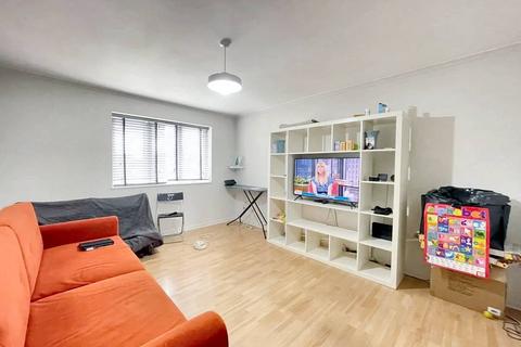 2 bedroom flat to rent, Harrier road NW9