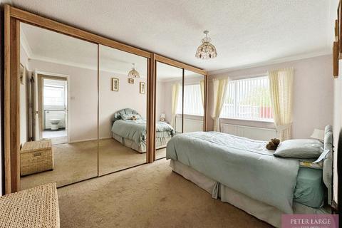 2 bedroom semi-detached bungalow for sale, 30 Parc Esmor, Rhyl, LL18 3NW