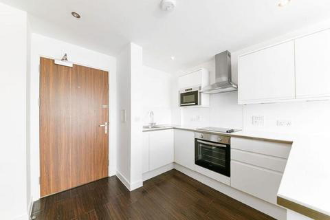 2 bedroom flat to rent, Northumberland House, SM2 5FR