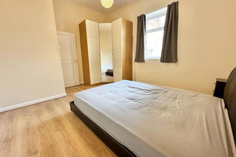 2 bedroom apartment to rent, 287 Ballards Lane, London N12