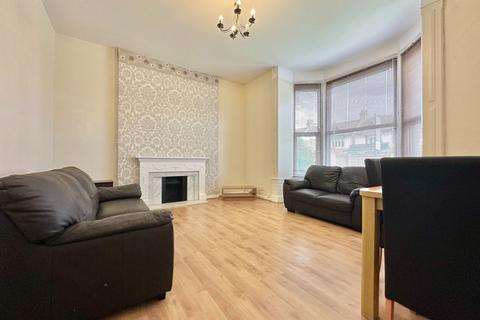 2 bedroom apartment to rent, 287 Ballards Lane, London N12
