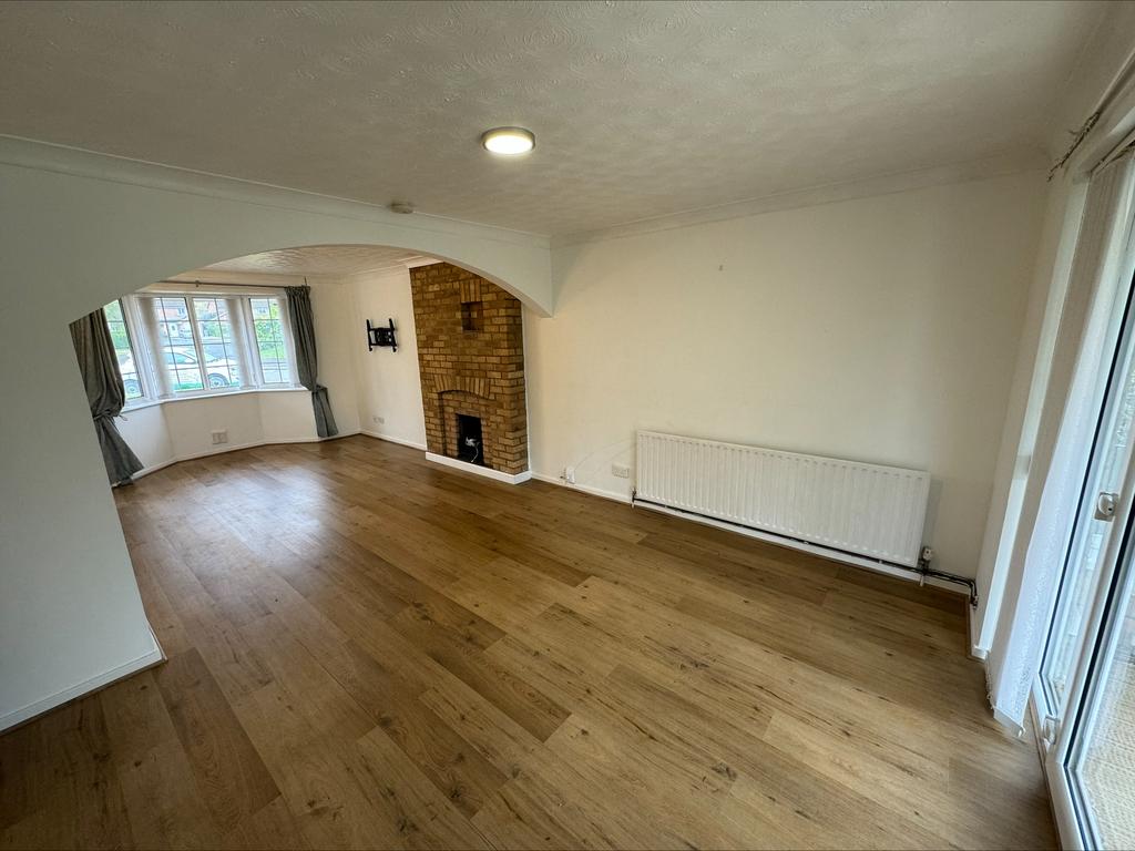 Gloucester Road, Grantham, NG31 4 bed detached house £1,395 pcm (£322 pw)