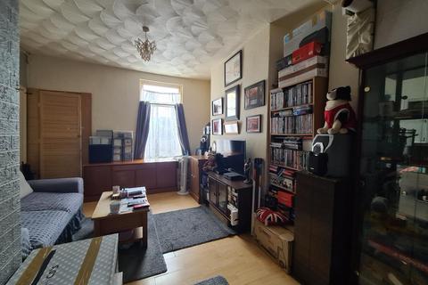 3 bedroom flat for sale, Luton Road, Chatham, ME4