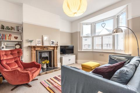 2 bedroom apartment to rent, Duntshill Road London SW18