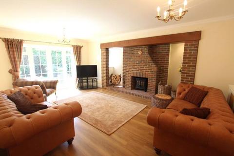 1 Redwing Gardens, West Byfleet, KT14 6QJ