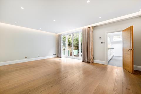 4 bedroom mews to rent, Cadogan Lane, Belgravia, London