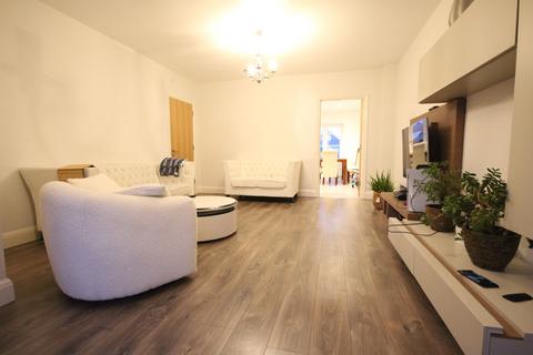 28 Surridge Close, Rainham, RM13 9LL
