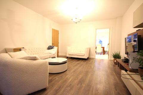 28 Surridge Close, Rainham, RM13 9LL