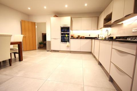 28 Surridge Close, Rainham, RM13 9LL