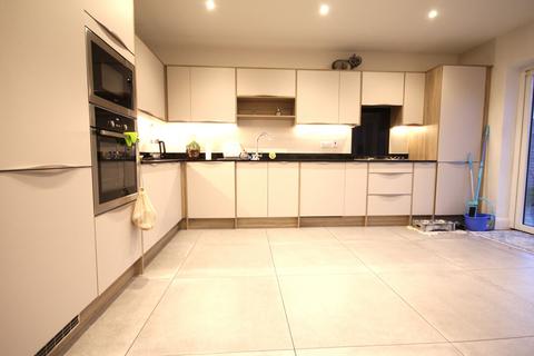 28 Surridge Close, Rainham, RM13 9LL