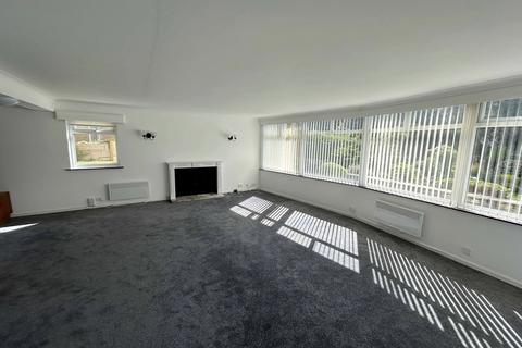2 bedroom flat to rent, SPACIOUS FLAT AT BOSCOMBE OVERCLIFF