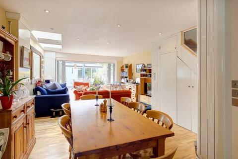 3 bedroom detached house to rent, Shellwood Road, SW11