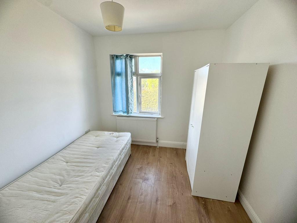 A Modern Single Room to Rent in Edmonton.