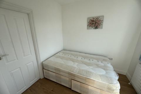 1 bedroom in a house share to rent, Great Cambridge Road, N18
