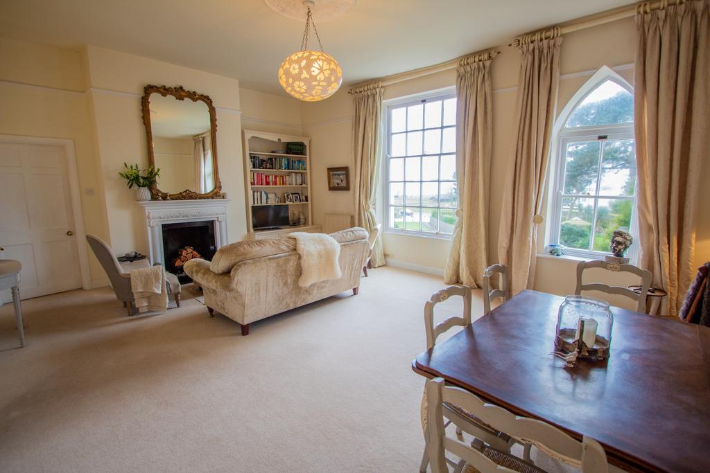 Sitting/dining room